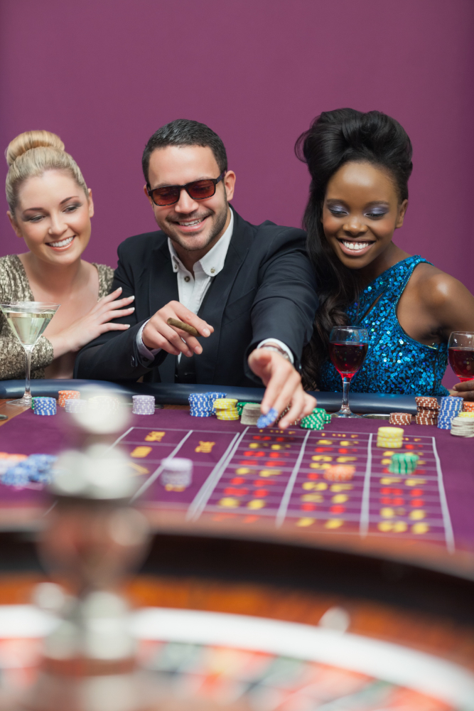 カジノのテーブルゲームを楽しむ多国籍の人々